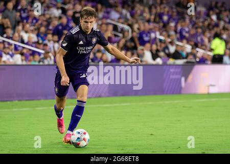 Orlando, États-Unis. 04e juillet 2021. Michael Halliday (26 Orlando City) traverse le ballon dans la boîte lors du match de football de la Major League entre Orlando City et New York Red Bulls au stade Explora à Orlando, en Floride. AUCUNE UTILISATION COMMERCIALE. Crédit: SPP Sport presse photo. /Alamy Live News Banque D'Images