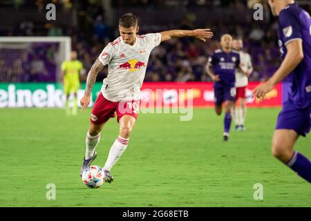 Orlando, États-Unis. 04e juillet 2021. Patryk Klimala (10 Red Bulls de New York) prend un coup sur le but lors du match de football de la Major League entre Orlando City et les Red Bulls de New York au stade Explora à Orlando, en Floride. AUCUNE UTILISATION COMMERCIALE. Crédit: SPP Sport presse photo. /Alamy Live News Banque D'Images