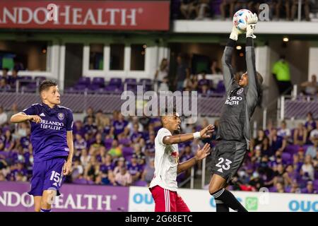 Orlando, États-Unis. 04e juillet 2021. Brandon Austin (23 Orlando City) prend le ballon sur une croix lors du match de football de la Major League entre Orlando City et New York Red Bulls au stade Exploria à Orlando, en Floride. AUCUNE UTILISATION COMMERCIALE. Crédit: SPP Sport presse photo. /Alamy Live News Banque D'Images