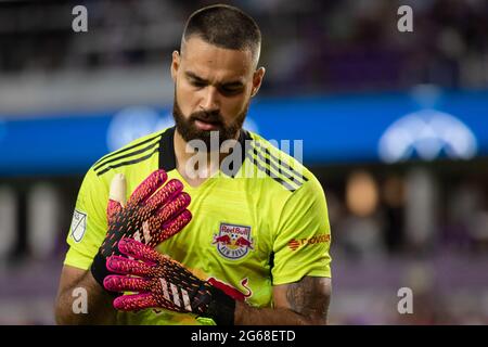 Orlando, États-Unis. 04e juillet 2021. Carlos Coronel (13 Red Bulls de New York) après avoir enregistré un coup de pied de pénalité lors du match de football de la Major League entre Orlando City et les Red Bulls de New York au stade Explora à Orlando, en Floride. AUCUNE UTILISATION COMMERCIALE. Crédit: SPP Sport presse photo. /Alamy Live News Banque D'Images