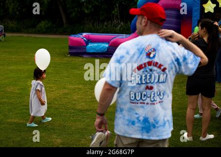 3 juillet 2021, États-Unis : la ville de McKinney, Texas, a accueilli leur première célébration du 4 juillet au complexe de football McKinney. L'événement a frappé un nombre record de visiteurs dans leur histoire, avec des milliers de personnes se rassemblant pour regarder des feux d'artifice, écouter un groupe de musiciens et manger de la nourriture équitable. En l'an 2020, la ville n'a pas accueilli d'événement de la Journée de l'indépendance en raison des efforts déployés pour arrêter la propagation du virus COVID-19. 07/03/2021 - McKinney, Texas - UNE petite fille marche vers sa mère; comme le parent attend dans de longues files d'attente pour que leurs enfants jouent dans des maisons de saut. (Image de crédit : © Chris Rusanowsky/ZUMA Wire) Banque D'Images