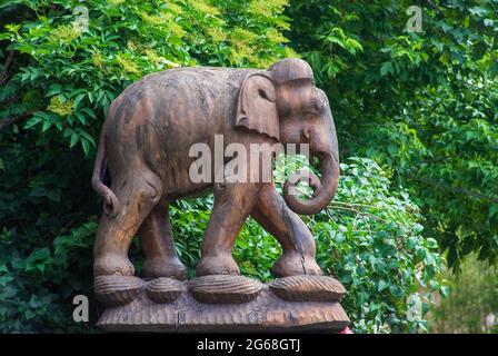 Statue en bois d'éléphant d'asie au zoo de Leipzig Banque D'Images