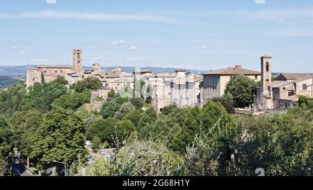 Vue sur la partie supérieure, village et château, de Colle di val d'Elsa, Sienne, Toscane, Italie, Europe Banque D'Images