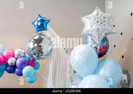 Ballons bleus et argentés dans la zone photo d'anniversaire des enfants. Décor de vacances Banque D'Images