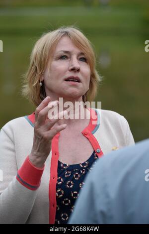 Munich, Allemagne. 03ème juillet 2021. L'actrice Corinna Harfouch pose devant le cinéma du lac olympique (en plein air) avant la première du film ''The Girl with the Golden Hands' au Festival International du film de Munich. Credit: Felix Hörhager/dpa/Alay Live News Banque D'Images