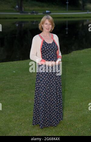 Munich, Allemagne. 03ème juillet 2021. L'actrice Corinna Harfouch pose devant le cinéma du lac olympique (en plein air) avant la première du film ''The Girl with the Golden Hands' au Festival International du film de Munich. Credit: Felix Hörhager/dpa/Alay Live News Banque D'Images