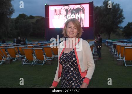 Munich, Allemagne. 03ème juillet 2021. L'actrice Corinna Harfouch pose devant le cinéma du lac olympique (en plein air) avant la première du film ''The Girl with the Golden Hands' au Festival International du film de Munich. Credit: Felix Hörhager/dpa/Alay Live News Banque D'Images