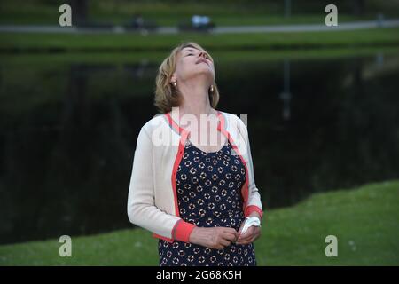 Munich, Allemagne. 03ème juillet 2021. L'actrice Corinna Harfouch pose devant le cinéma du lac olympique (en plein air) avant la première du film ''The Girl with the Golden Hands' au Festival International du film de Munich. Credit: Felix Hörhager/dpa/Alay Live News Banque D'Images