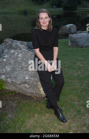 Munich, Allemagne. 03ème juillet 2021. L'actrice Birte Schnöink se présente devant le cinéma à l'Olympiasee (en plein air) avant la première du film ''la fille aux mains d'Or' au Festival International FilmMunich. Credit: Felix Hörhager/dpa/Alay Live News Banque D'Images