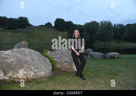 Munich, Allemagne. 03ème juillet 2021. L'actrice Birte Schnöink se présente devant le cinéma à l'Olympiasee (en plein air) avant la première du film ''la fille aux mains d'Or' au Festival International FilmMunich. Credit: Felix Hörhager/dpa/Alay Live News Banque D'Images