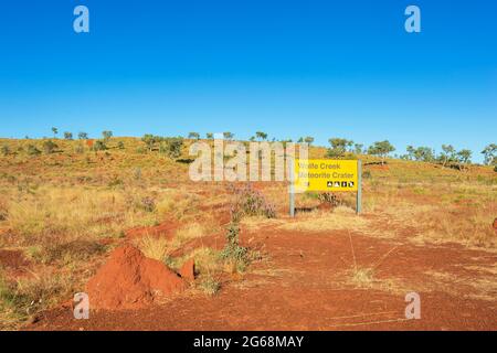 Panneau pour Wolfe Creek Meteorite Crater, une attraction touristique populaire près de Halls Creek, Australie occidentale, Australie occidentale, Australie Banque D'Images