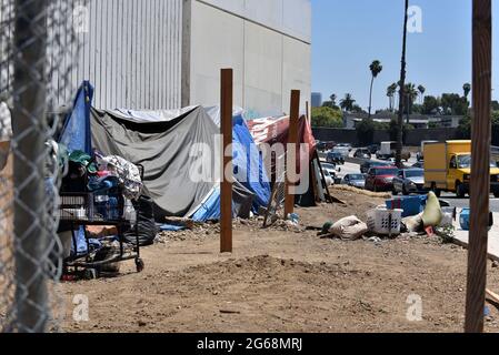 Campement pour sans-abri sur une bretelle de sortie de l'autoroute Hollywood Freeway à Los Angeles Banque D'Images