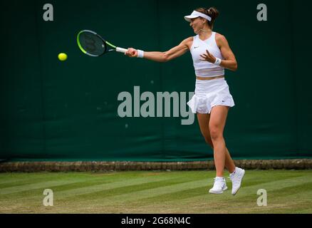 Paula Badosa d'Espagne en action contre Magda Linette de Pologne lors du troisième tour aux Championnats Wimbledon 2021, Grand Chelem tennis Tournament le 3 juillet 2021 à All England Lawn tennis and Croquet Club à Londres, Angleterre - photo Rob Prange / Espagne DPPI / DPPI Banque D'Images