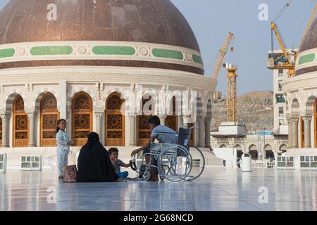 Famille musulmane à Masjid Haram. Belle journée pour les pèlerins musulmans. La Mecque - Arabie saoudite : 24 août 2018 Banque D'Images