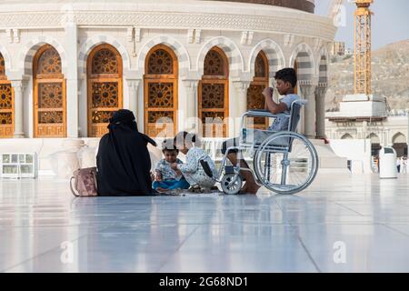 Famille musulmane à Masjid Haram. Belle journée pour les pèlerins musulmans. La Mecque - Arabie saoudite : 24 août 2018 Banque D'Images