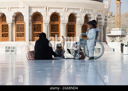 Famille musulmane à Masjid Haram. Belle journée pour les pèlerins musulmans. La Mecque - Arabie saoudite : 24 août 2018 Banque D'Images