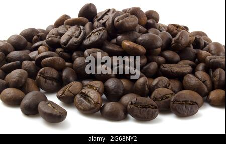 Un bouquet de grains de café. Arabica frit isolé sur fond blanc. Banque D'Images