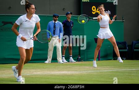 Sara Sorribes Tormo et Paula Badosa d'Espagne jouant des doubles aux Championnats Wimbledon 2021, Grand Chelem tournoi de tennis le 3 juillet 2021 à All England Lawn tennis and Croquet Club à Londres, Angleterre - photo Rob Prange / Espagne DPPI / DPPI Banque D'Images