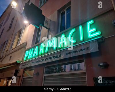 Menton, France - 2 juillet 2021 : pharmacie Neon Green Sign Lights, façade d'UNE pharmacie française la nuit à Menton, France, Europe Banque D'Images