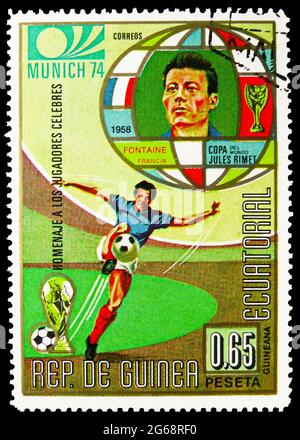 MOSCOU, RUSSIE - 16 DÉCEMBRE 2020: Timbre-poste imprimé en Guinée équatoriale montre juste Fontaine (1933), coupe du monde de la FIFA 1974 en Allemagne série, vers Banque D'Images