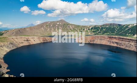 Kamchatka. Un lac dans le cratère du volcan Ksudach. Parc naturel du Kamchatka du Sud. Banque D'Images