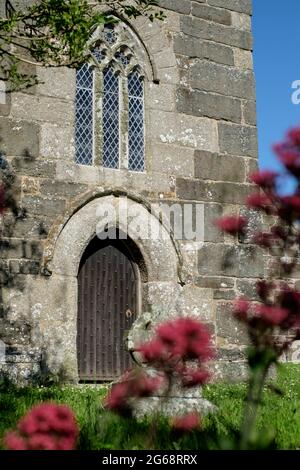 La porte de l'église St Melanus dans le village de Million Lizard Peninsula Cornwall Royaume-Uni Banque D'Images