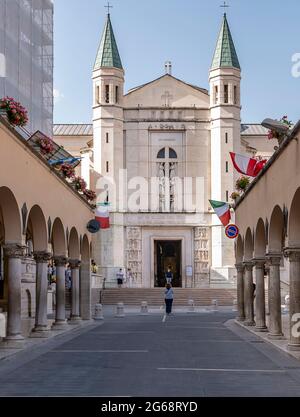 Vue sur l'ancienne basilique de Santa Rita, dans le centre historique de Cascia, Pérouse, Italie Banque D'Images