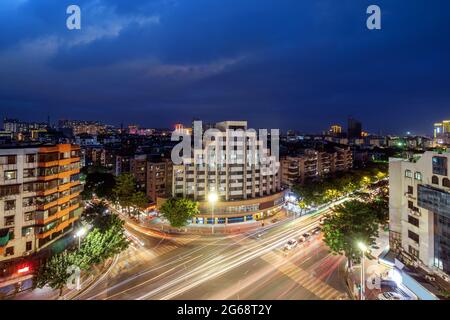 Petite vue de nuit sur la ville, Shantou, Guangdong, Chine. Banque D'Images