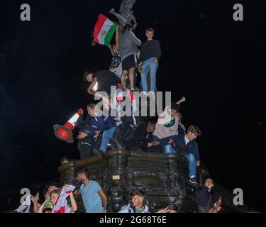 Londres, Royaume-Uni. 3 juillet 2021. Les fans entourent et escaladent la fontaine commémorative Shaftesbury après que l'Angleterre ait gagné 4:0 avec, l'Ukraine. 03ème juillet 2021. Marcin Riehs/Pathos crédit: One Up Top Editorial Images/Alamy Live News Banque D'Images