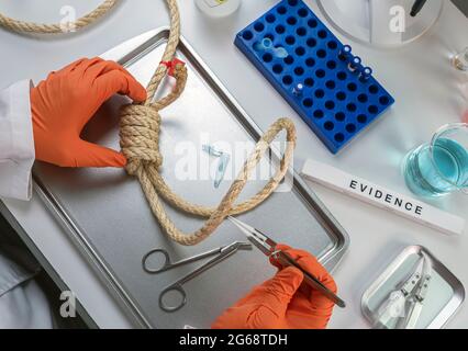 Un policier scientifique extrait un échantillon d'ADN du corps de la victime pendante, analyse de laboratoire de crime, image conceptuelle Banque D'Images