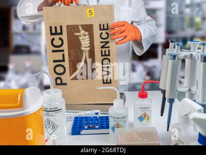 Un scientifique de police extrait une corde de la victime pendante, analyse de laboratoire de crime, image conceptuelle Banque D'Images