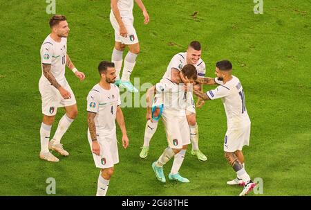 Nicolo Barella, ITA 18 jubel 0-1 but fête son but, heureux, rire, célébration, Marco Verratti, LIR 6. Federico Chiesa, ITA 14 Lorenzo Insigne, ITA 10 Jorginho, ITA 8 Ciro immobile, ITA 17 dans le quart de finale BELGIQUE - ITALIE 1-2 aux Championnats d'Europe de football UEFA 2020 en saison 2020/2021 le 02 juillet 2021 à Munich, Allemagne. © Peter Schatz / Alamy Live News Banque D'Images