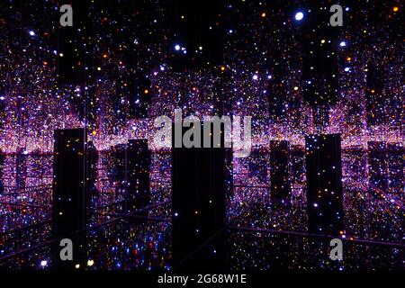 « Infinity Mirrored Room - Filled with the Brilliance of Life » au salon Yayoi Kusama Infinity Mirror Rooms 2021 du Tate Modern, Londres, Royaume-Uni Banque D'Images