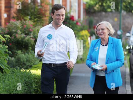 James Geoghegan, le candidat de Fine Gael, se délecte à Rathgar avec l'eurodéputée Frances Fitzgerald à l'élection partielle dans la baie de Dublin Sud. Date de la photo : jeudi 1er juillet 2021. Banque D'Images