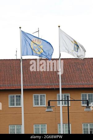 Drapeaux pour l'autorité de police suédoise et l'autorité de poursuite suédoise à l'extérieur du poste de police de Linköping. Banque D'Images