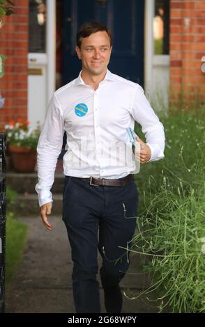 James Geoghegan, candidat de Fine Gael, démarchage à l'élection partielle dans la baie de Dublin Sud. Date de la photo : jeudi 1er juillet 2021. Banque D'Images