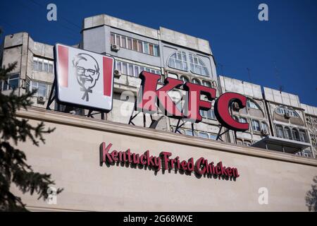 Bishkek , Kyrgyzstan Jule 04 , 2021 : Restaurant de restauration rapide KFC. Poulet frit du Kentucky (KFC) Banque D'Images