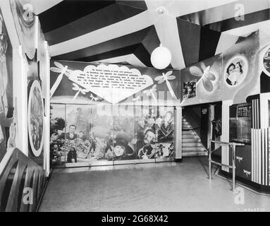 Présentation du lobby dans la zone de la billetterie / billetterie du THÉÂTRE ASTOR à New York en septembre 1937, sous la direction de JEANETTE MacDonald ALLAN JONES et WARREN WILLIAM dans LE directeur FIREFLY 1937 ROBERT Z. LEONARD basé sur la pièce de musique Otto A. Harbach Rudolf Friml producteur Hunt Stromberg Metro Goldwyn Mayer Banque D'Images