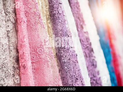 rouleaux de tissu de dentelle de tissu coloré dans l'industrie de la boutique de textile. Rouleaux de tissu de couleur vive Banque D'Images