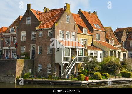 Enkhuizen, pays-Bas. Septembre 2020. Vue sur le port historique avec ses maisons caractéristiques d'Enkhuizen, Hollande. Photo de haute qualité Banque D'Images