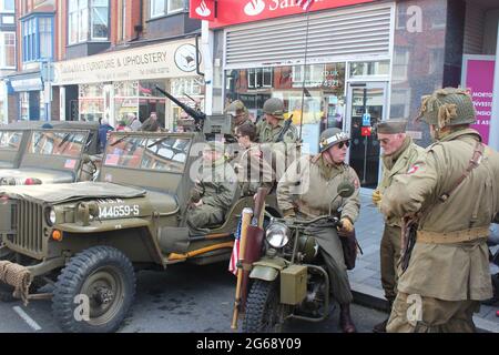 Colwyn Bay fait le retour des années pour un week-end de guerre des années quarante et un festival militaire, il comprend des reconstitutions de batailles et de véhicules historiques Banque D'Images