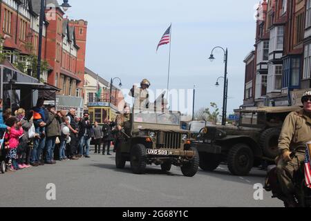 Colwyn Bay fait le retour des années pour un week-end de guerre des années quarante et un festival militaire, il comprend des reconstitutions de batailles et de véhicules historiques Banque D'Images