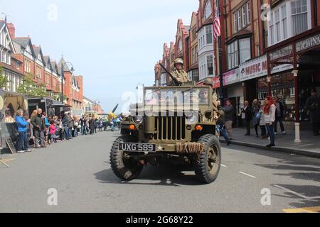 Colwyn Bay fait le retour des années pour un week-end de guerre des années quarante et un festival militaire, il comprend des reconstitutions de batailles et de véhicules historiques Banque D'Images