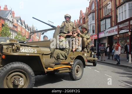 Colwyn Bay fait le retour des années pour un week-end de guerre des années quarante et un festival militaire, il comprend des reconstitutions de batailles et de véhicules historiques Banque D'Images