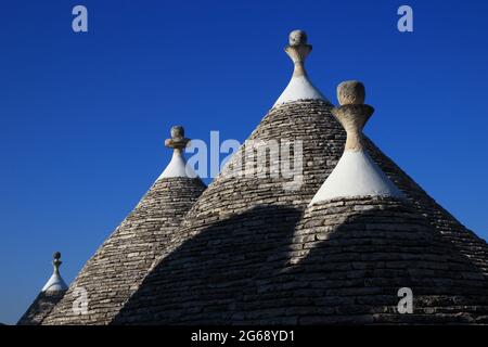 Quatre toits de trulli dans le quartier Monti d'Alberobello (Apulia, Italie) Banque D'Images