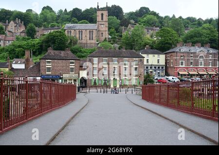 Vue sur Iron Bridge dans le village d'Ironbridge à Shropshire, au Royaume-Uni Banque D'Images