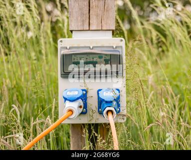 Prises électriques insérées dans la prise d'un camping Banque D'Images