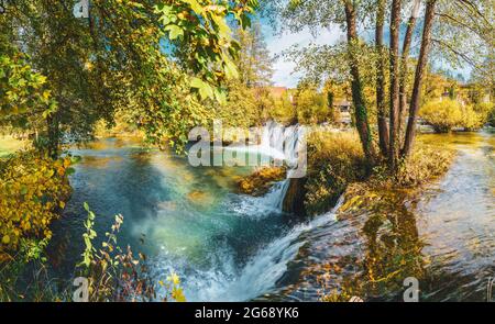 Paysage avec lac et cascade dans le village de Rastoke près de Slunj En Croatie Banque D'Images
