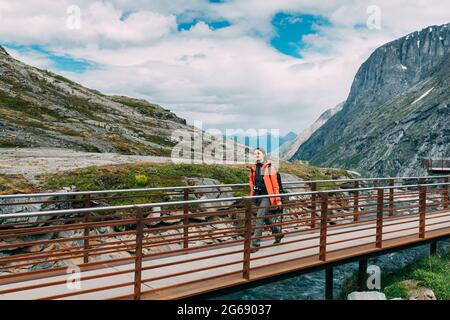 Trollstigen, Andalsnes, Norvège. Plate-forme d'observation à pied pour les jeunes femmes de race blanche et touristes, près du centre d'accueil. Site d'intérêt célèbre et populaire Banque D'Images