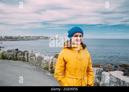 Alnesgard, Godoya, Norvège. Portrait de la jeune femme Lady Tourist Traveler en été à Godoy Island près de la ville d'Alesund Banque D'Images